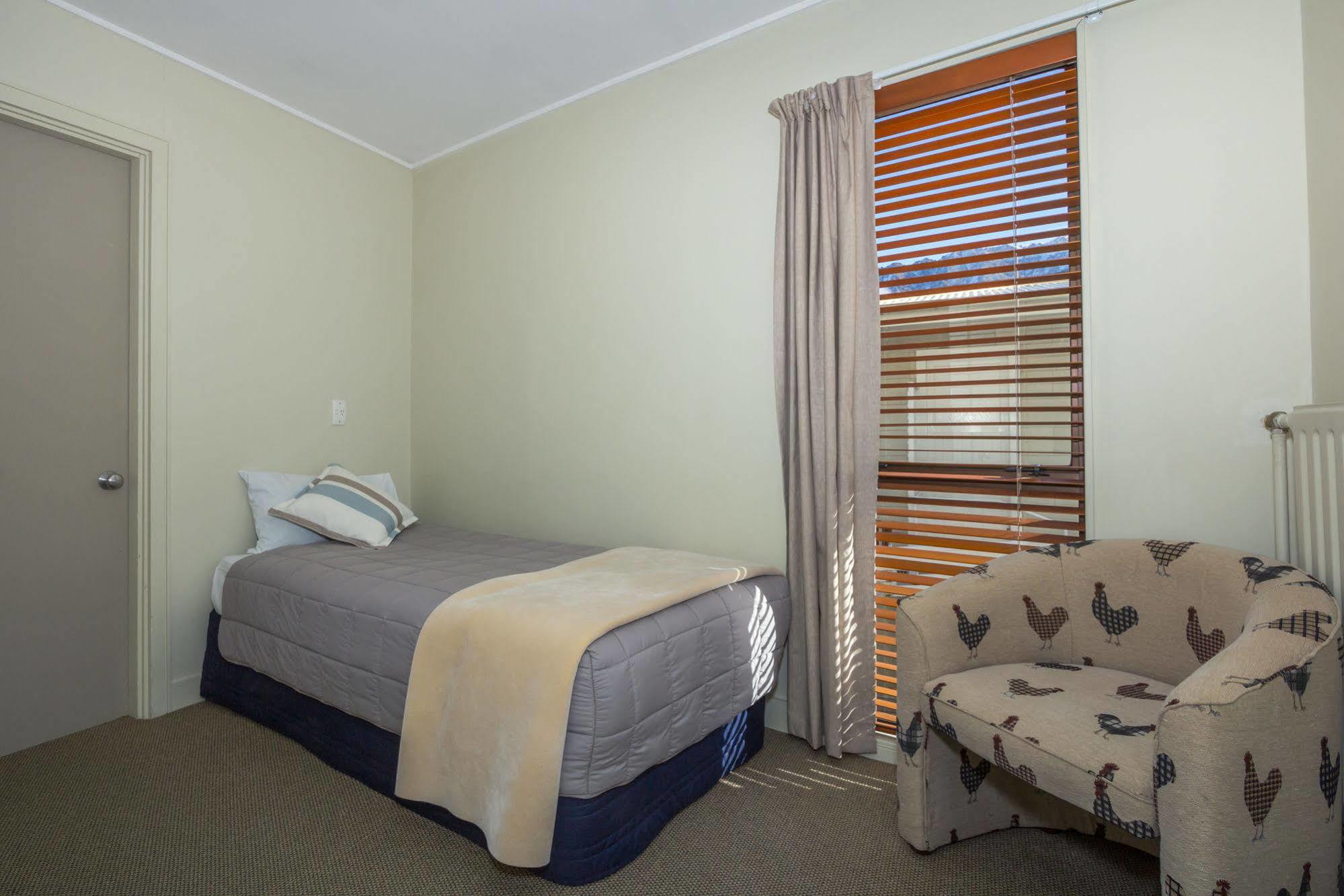 Motel Earnslaw 3*